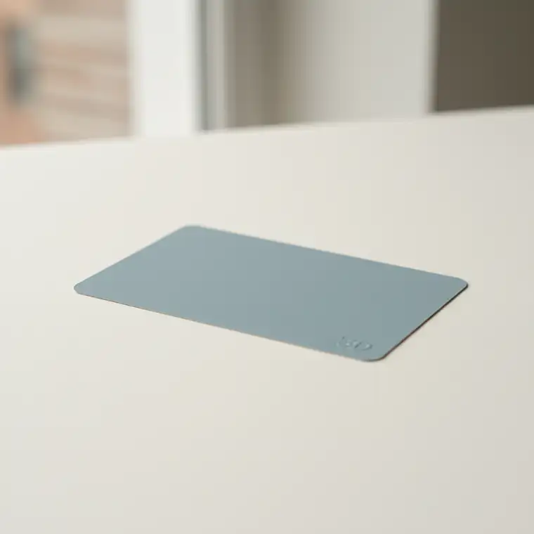 Nowoczesny dom jednorodzinny – porównanie elewacji na wizualizacji 3D i na zdjęciu z nałożonym kolorem farby przed ociepleniem budynku