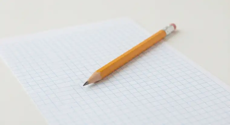 Projekt kuchni rzut z góry na papierze milimetrowym z naniesionymi szafkami, zlewozmywakiem, lodówką i kuchenką, które można samodzielnie przygotować przed remontem