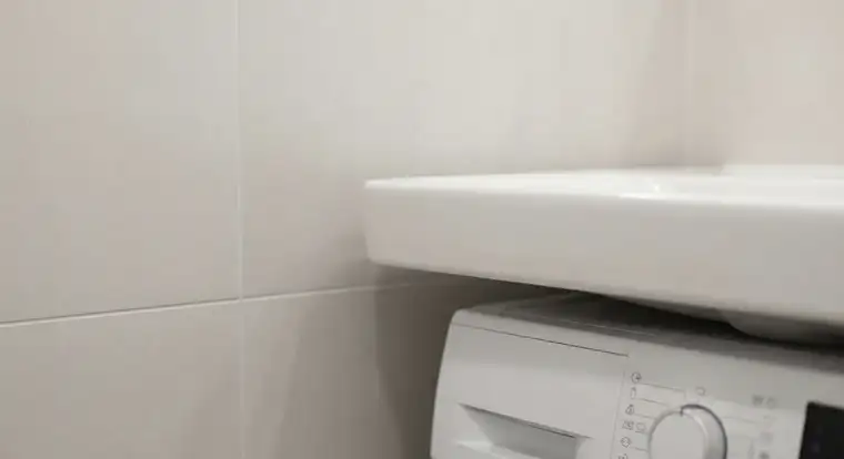 Aranżacja łazienki małej w bloku z prysznicem, pralką i szafką wiszącą - wymiary i układ dla wnętrza 3,5-5 m²